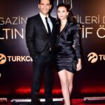 Murat Yildirim Instagram - Magazin Gazetecileri Derneği’nin düzenlediği güzel gecede “En İyi Aksiyon Erkek Oyuncu” ve “En İyi Aksiyon Dizisi” ödülü için teşekkürler 😊 Bütün RAMO ekibimi tebrik ediyorum 👏 ve bizi her zaman destekleyen cefakar RAMO fan club teşekkürler 🙏 ve benim ödülümde çok büyük desteği olan sevgili eşim ❤️ @iman_elbani teşekkürler...