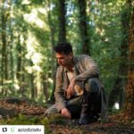 Murat Yildirim Instagram - YENİDEN BAŞLAMANIN, AŞKIN VE HÜRRİYET’İN ADIDIR “AZİZ”. Yakında @showtv de buluşmak üzere... @azizdizisitv @o3medya @zeyntann @recaikaragoz