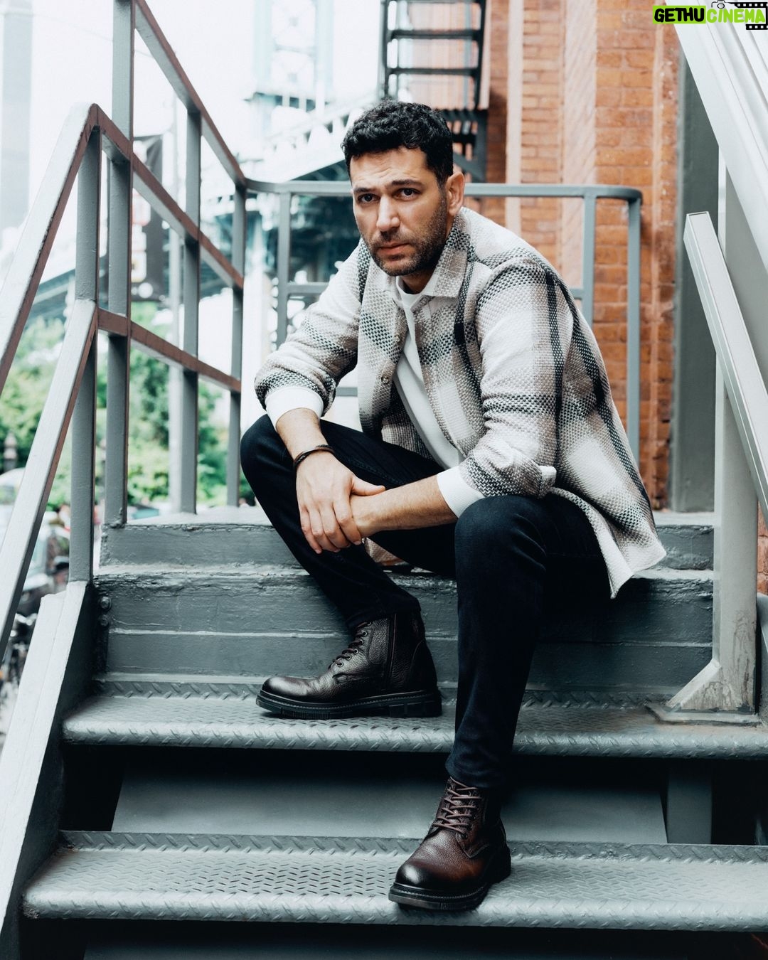 Murat Yildirim Instagram - Güzel bir hafta sonu olsun…#süvarihepyanımda @suvari New York City