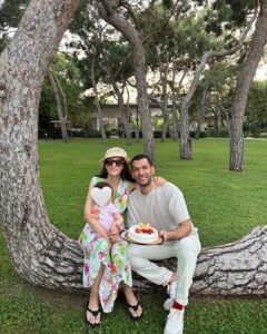 Murat Yildirim Instagram - Bugün Miray’ımız 1 yaşına girdi 😍, iyi ki doğdun meleğimiz ❤️ bütün yaşların sağlıklı ve mutlu geçsin 🌸 سنة سعيدة ياروحي ميراي