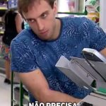 Murilo Couto Instagram - Ainda teve coragem de usar dinheiro falso 🤣 #MuriloCouto #Humor #TheNoite #DiaDasCrianças
