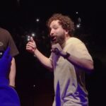 Murilo Couto Instagram - Quem é Coldplay perto desse show de luzes e animação? 🤣 O show de Osasco foi hilário e logo logo levo esse sucesso mundial para Campinas e São Caetano do Sul! Quem eu vejo por lá? #MuriloCouto #StandUpComedy #humor