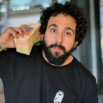 Murilo Couto Instagram - Troquei 50 reais na Argentina e me deram 2kg de dinheiro. Melhor lugar pra gravar clipe de rap. Depois disso comprei uma água e um pão na chapa… metade das nota foram embora. Buenos Aires, Argentina