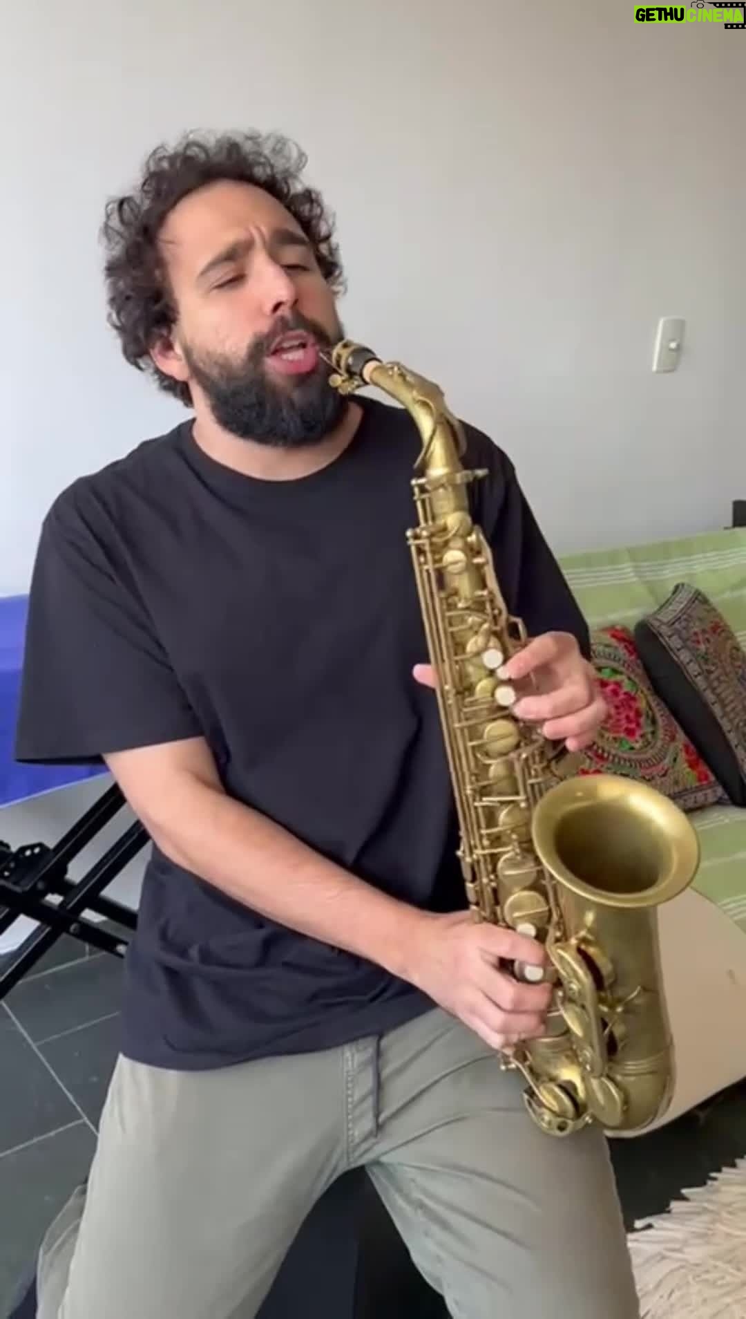 Murilo Couto Instagram - Falaaaaa galera de Curitiba! Venho aqui , com todo meu talento no sax, para avisar vocês que restam poucos ingressos para a sessão extra no Teatro Bom Jesus nesta sexta-feira! Não vacila e já garante seu ingresso! Link na bio! #MuriloCouto #StandUpComedy #Curitiba