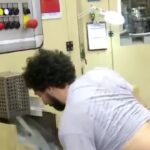 Murilo Couto Instagram - O pai tá montado na grana! Só que não ... Esse trecho é de quando eu fui visitar a Casa da Moeda em uma reportagem muito maneira para o The Noite. A única coisa que me deixou boladão foi que não deixaram eu levar uns plaque de 100! #MuriloCouto #StandUpComedy