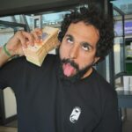 Murilo Couto Instagram - Troquei 50 reais na Argentina e me deram 2kg de dinheiro. Melhor lugar pra gravar clipe de rap. Depois disso comprei uma água e um pão na chapa… metade das nota foram embora. Buenos Aires, Argentina