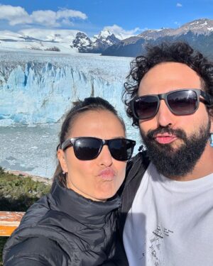 Murilo Couto Instagram - Reis da Patagônia! Clima suave do verão de El Calafate me lembrou Belém❄️. 
Muito obrigado @brasileirosemelcalafate e @flexviagens e @polianacamelo que fizeram tudo por nós nessa viagem!