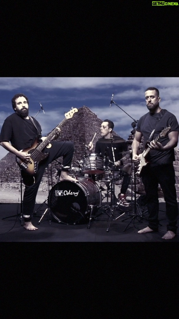 Murilo Couto Instagram - NOME DESSA BANDA? Comenta aí . . . Guitarra - @maumeirelles Baixo - @murilocouto Bateria - @nilagra Produção musical, direção e edição de vídeo - @calazans_fake Eng. de gravação - @felipecardenette Croma key - Thalita Valle Gravado nos estúdios @fc.livestudio #rock #livemusic #comédia #humor #murilocouto #nilagra #mauriciomeirelles