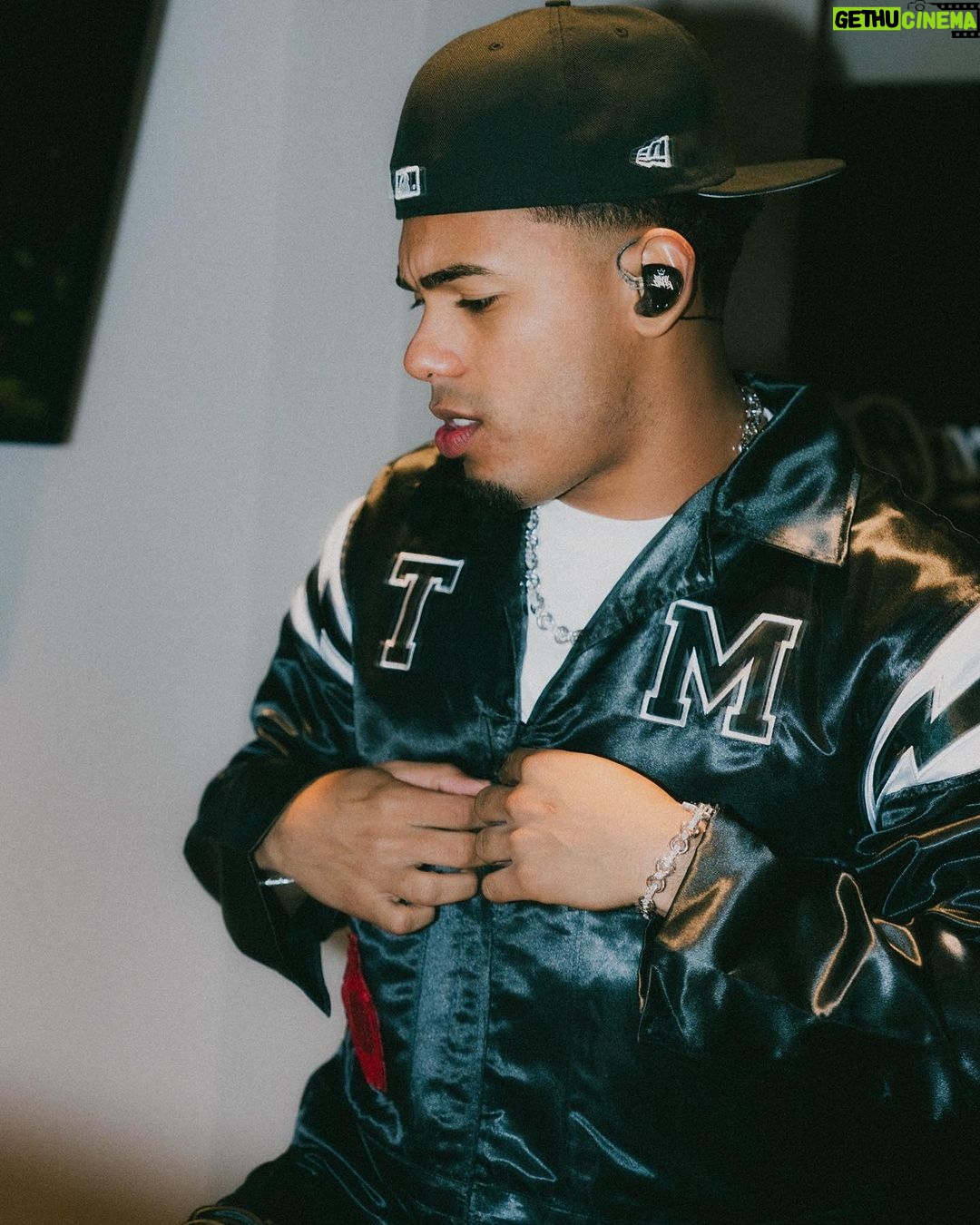 Myke Towers Instagram - VLT… NLM Ya en la calle! Solo quedan 2 show de #lveutour Esta noche le toca a ORLANDO Los quiero activo y ready pa hoy! 🤯😈🤪 #lveutour #vltnlm #youngkingz