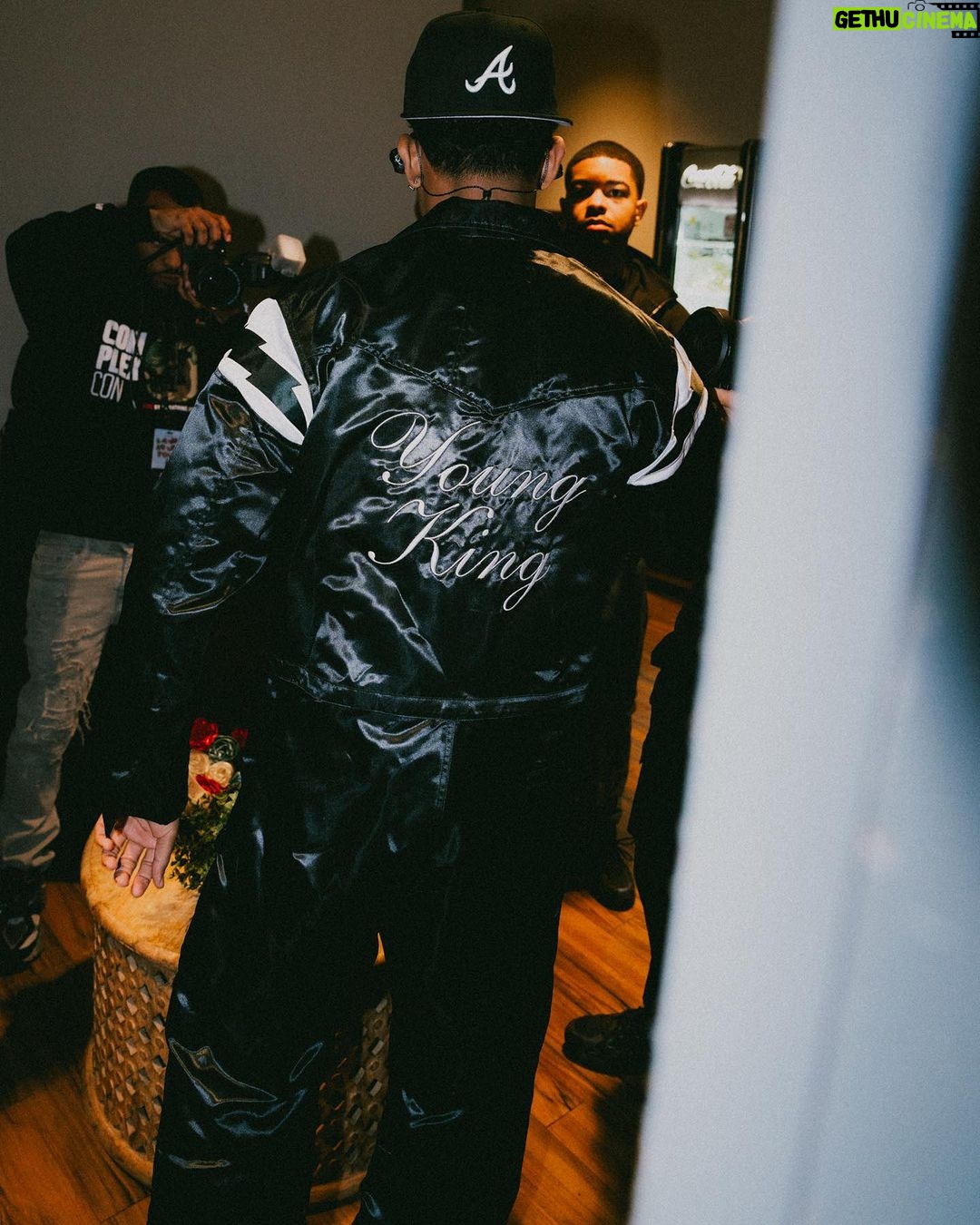 Myke Towers Instagram - VLT… NLM Ya en la calle! Solo quedan 2 show de #lveutour Esta noche le toca a ORLANDO Los quiero activo y ready pa hoy! 🤯😈🤪 #lveutour #vltnlm #youngkingz