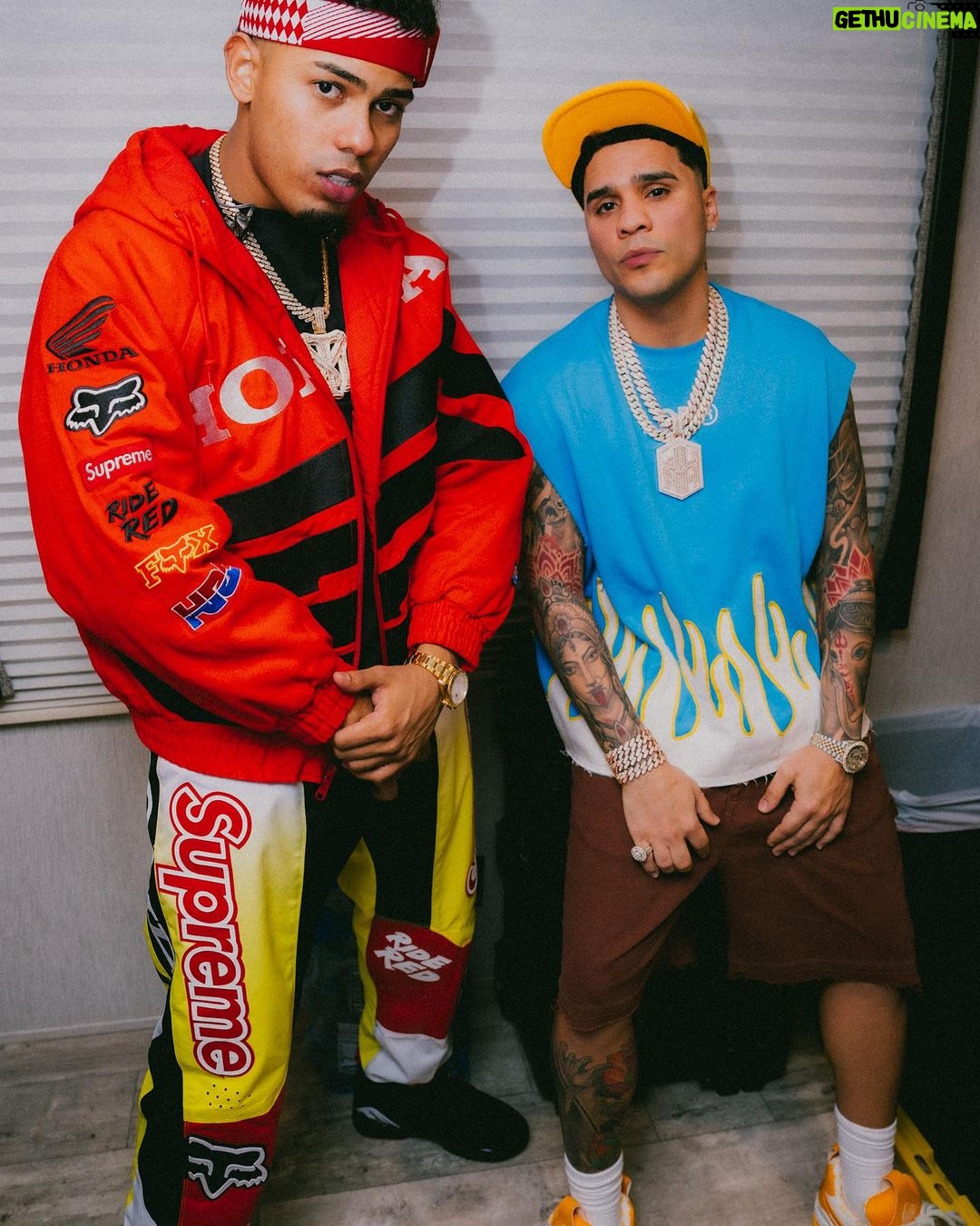 Myke Towers Instagram - Se sintió el cilindraje cuando llegamos al Motherland en casa PR🇵🇷 Había mucha gente dura a la vez, no me quería ir pero toca trabajar ya mismo me trepo a cantar en ATLANTA🤯😈🤪 Los quiero Ready #lveutour #vltnlm #youngkingz