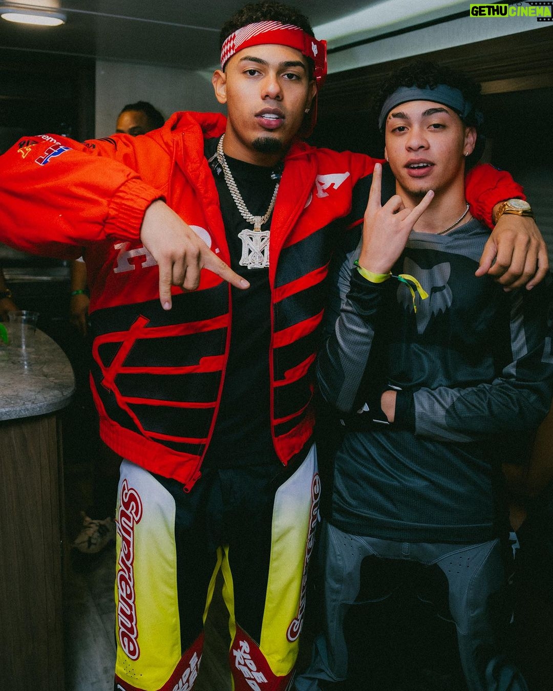 Myke Towers Instagram - Se sintió el cilindraje cuando llegamos al Motherland en casa PR🇵🇷 Había mucha gente dura a la vez, no me quería ir pero toca trabajar ya mismo me trepo a cantar en ATLANTA🤯😈🤪 Los quiero Ready #lveutour #vltnlm #youngkingz