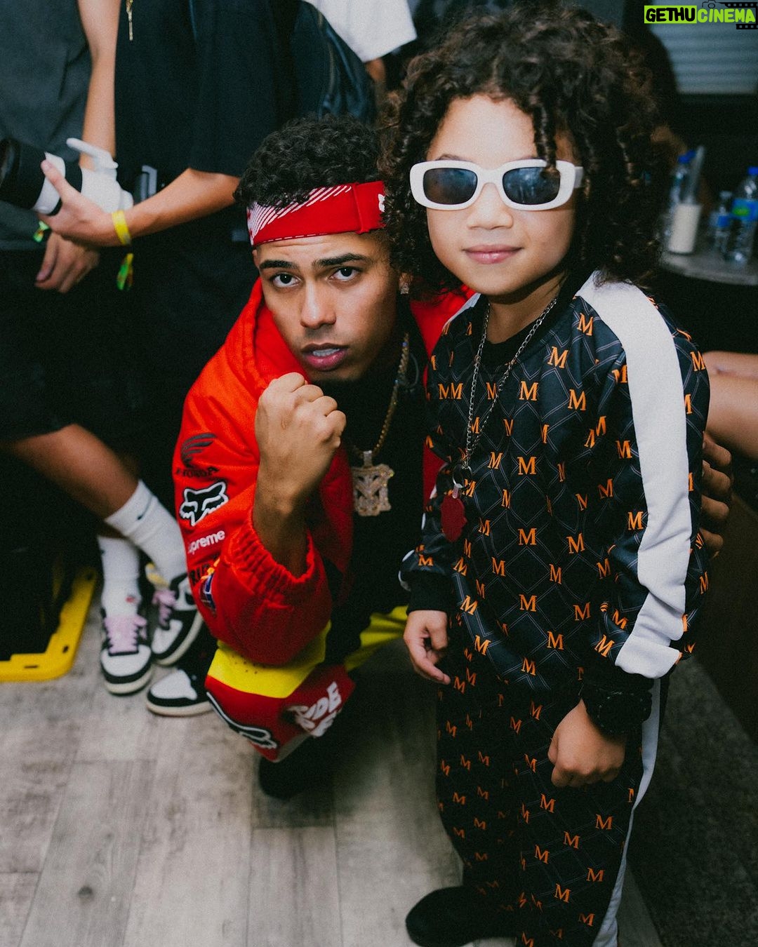 Myke Towers Instagram - Se sintió el cilindraje cuando llegamos al Motherland en casa PR🇵🇷 Había mucha gente dura a la vez, no me quería ir pero toca trabajar ya mismo me trepo a cantar en ATLANTA🤯😈🤪 Los quiero Ready #lveutour #vltnlm #youngkingz