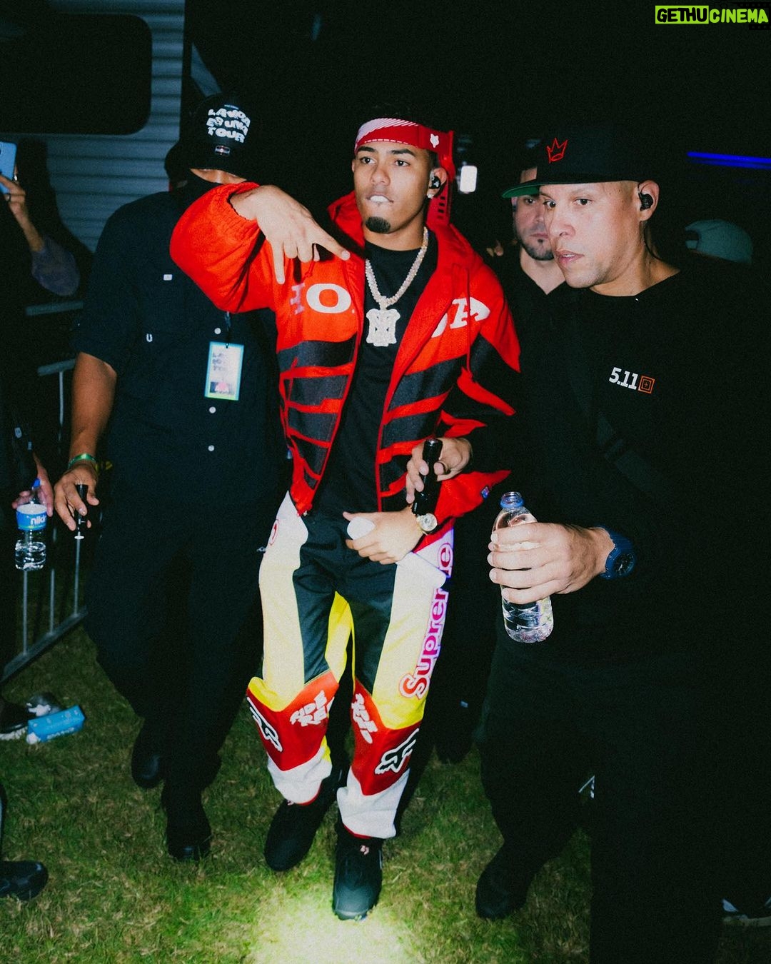 Myke Towers Instagram - Se sintió el cilindraje cuando llegamos al Motherland en casa PR🇵🇷 Había mucha gente dura a la vez, no me quería ir pero toca trabajar ya mismo me trepo a cantar en ATLANTA🤯😈🤪 Los quiero Ready #lveutour #vltnlm #youngkingz