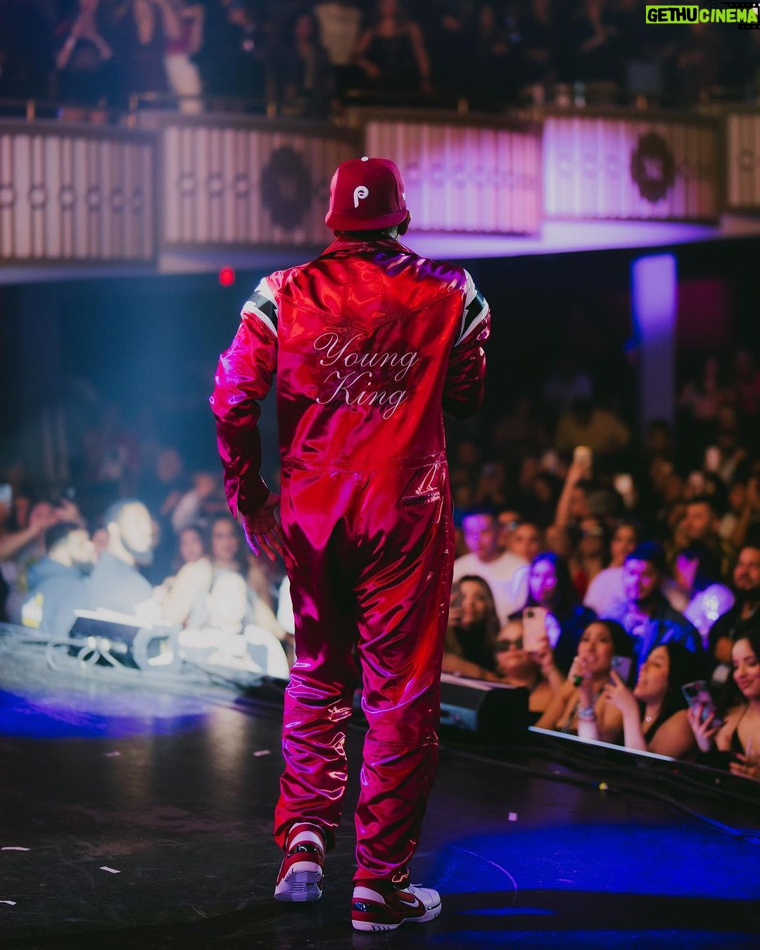 Myke Towers Instagram - PHILLY❤️ Anoche se sintió territorio del YK Gracias por llegarle y pasarla hp conmigo! Había una energía a otro level y gente de todas las edades tengo que virar Si o Si! MARYLAND ponte ready🤯😈🤪 #lveutour #youngkingz