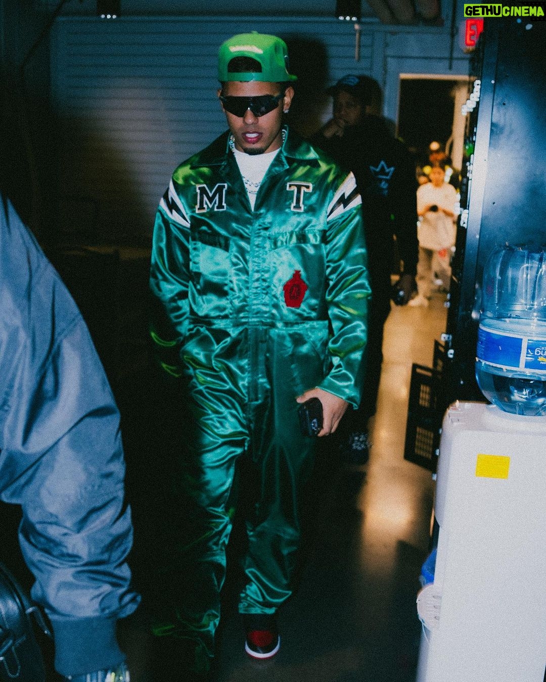 Myke Towers Instagram - Antes me decian loco ahora todos son locos conmigo #youngkingz #lveutour