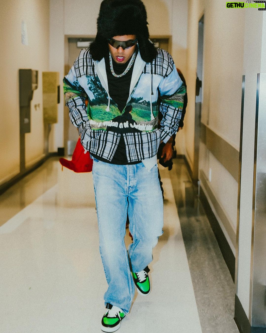 Myke Towers Instagram - HOUSTON Gracias por el trato❤️ Me sentí como si estuviera en PR Las baby se desacataron de un momento a otro Nos vemos pronto que hoy le toca a SAN ANTONIO #lveutour #youngkingz