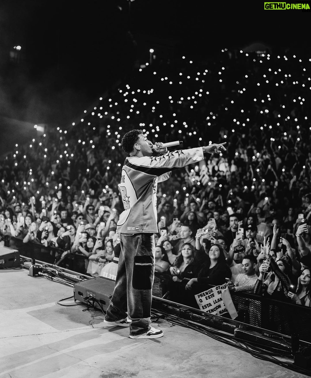 Myke Towers Instagram - SAN DIEGO el apoyo se sintió al 100% ❤️ Gracias de corazón!! Mañana es el turno de HOUSTON #lveutour #youngkingz
