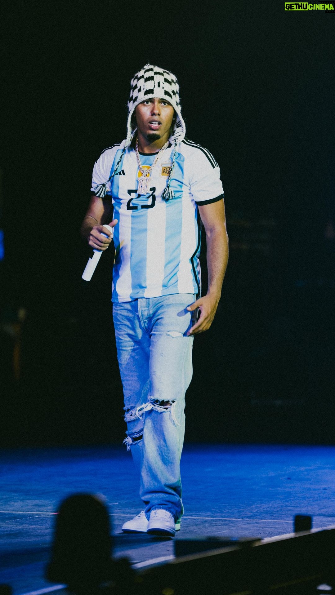 Myke Towers Instagram - Querido a donde quiera que me paro Gracias por ese Amor que me dan ❤️ Me faltan muchos lugares por visitar, De donde me esperan? #youngkingz #mt