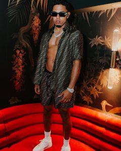 Myke Towers Instagram - Cuando me ponga ready voy sin camisa pa los show qsj 🤷🏾‍♂️