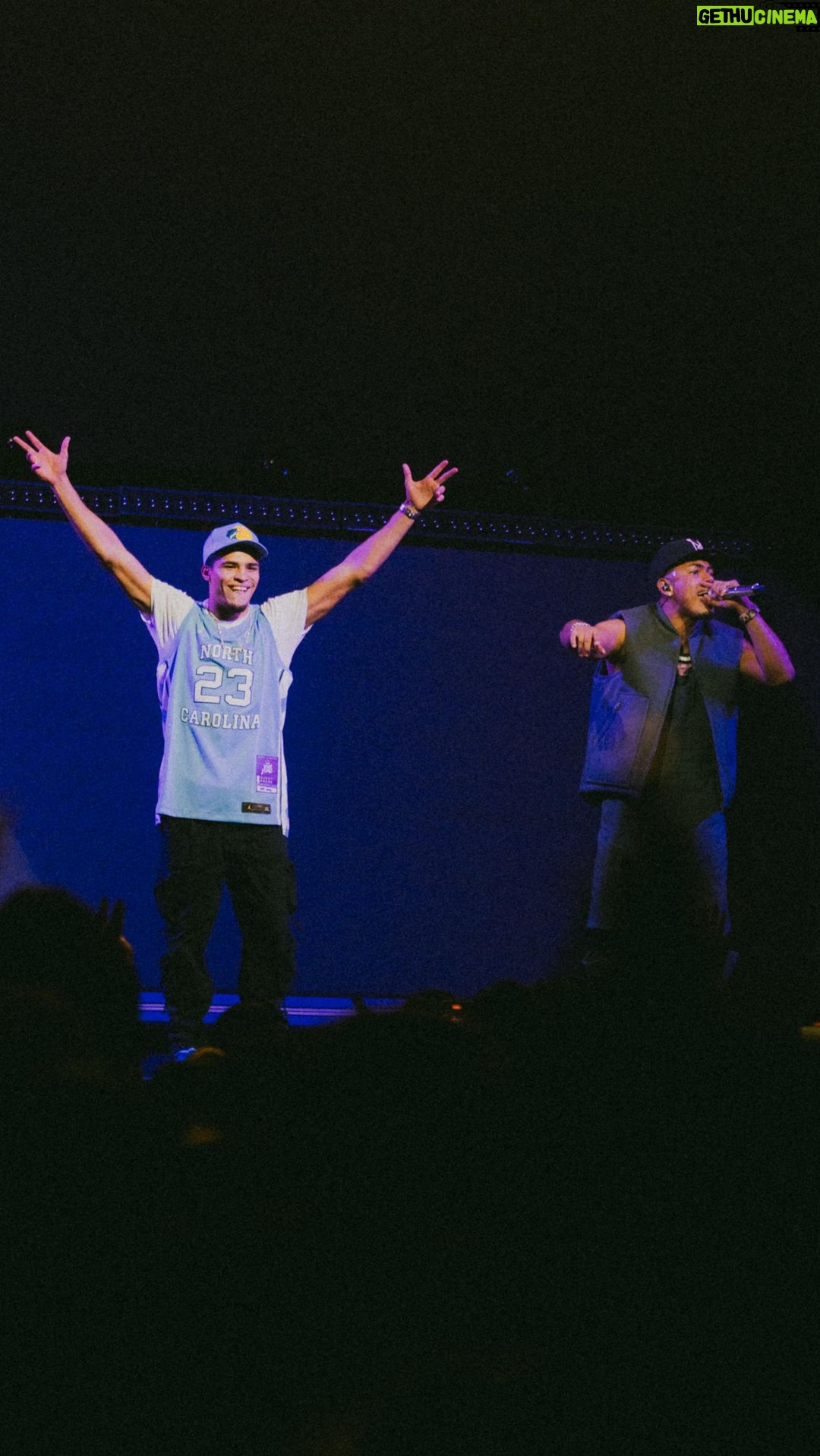 Myke Towers Instagram - El público sintió la adrenalina cuando salió @xander.zayas a cantar #HORACERO Gracias por caerle brother!!! Todo el mundo pendiente 9 de Diciembre su próxima pelea #lveutour #vltnlm #youngkingz