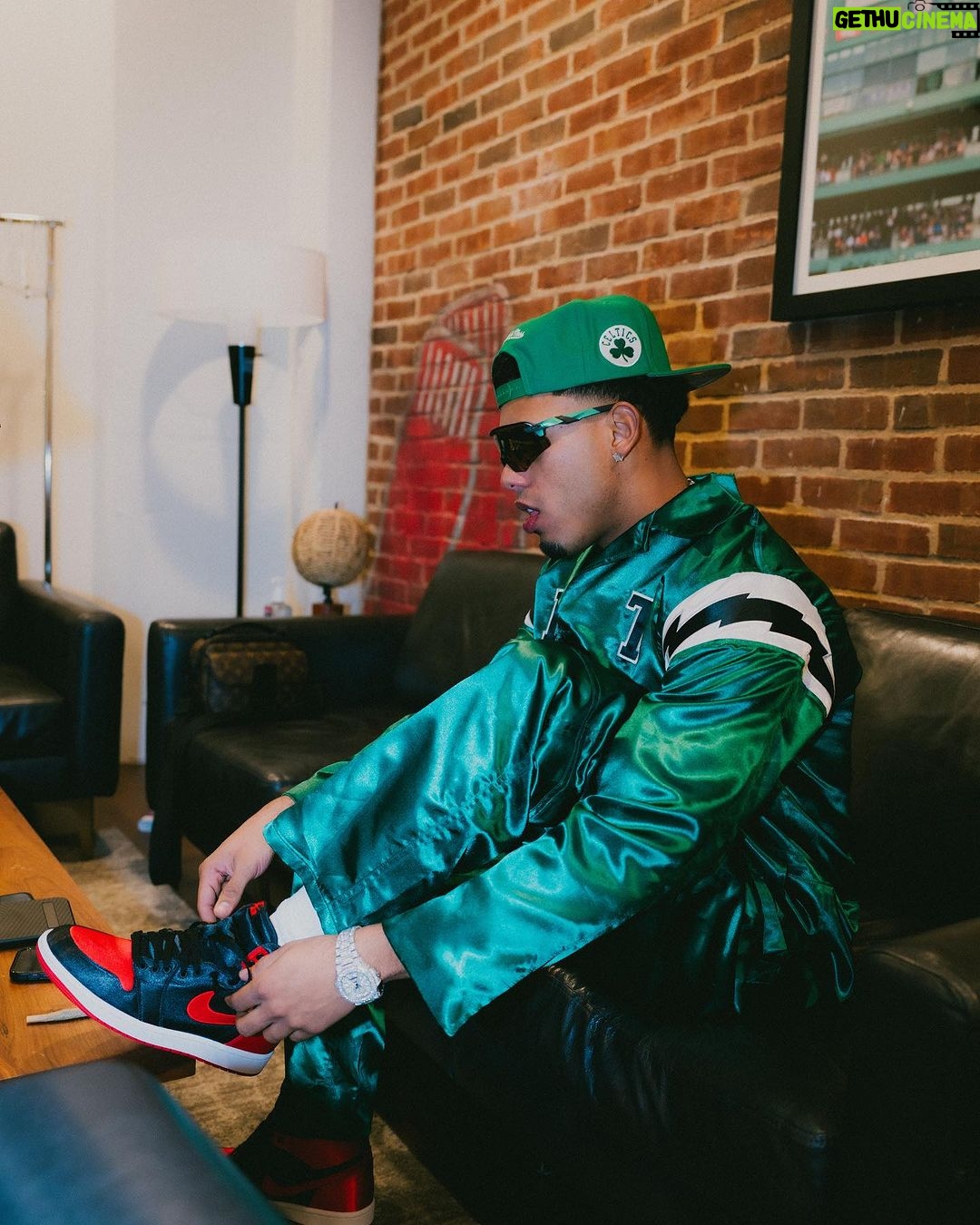 Myke Towers Instagram - Antes me decian loco ahora todos son locos conmigo #youngkingz #lveutour