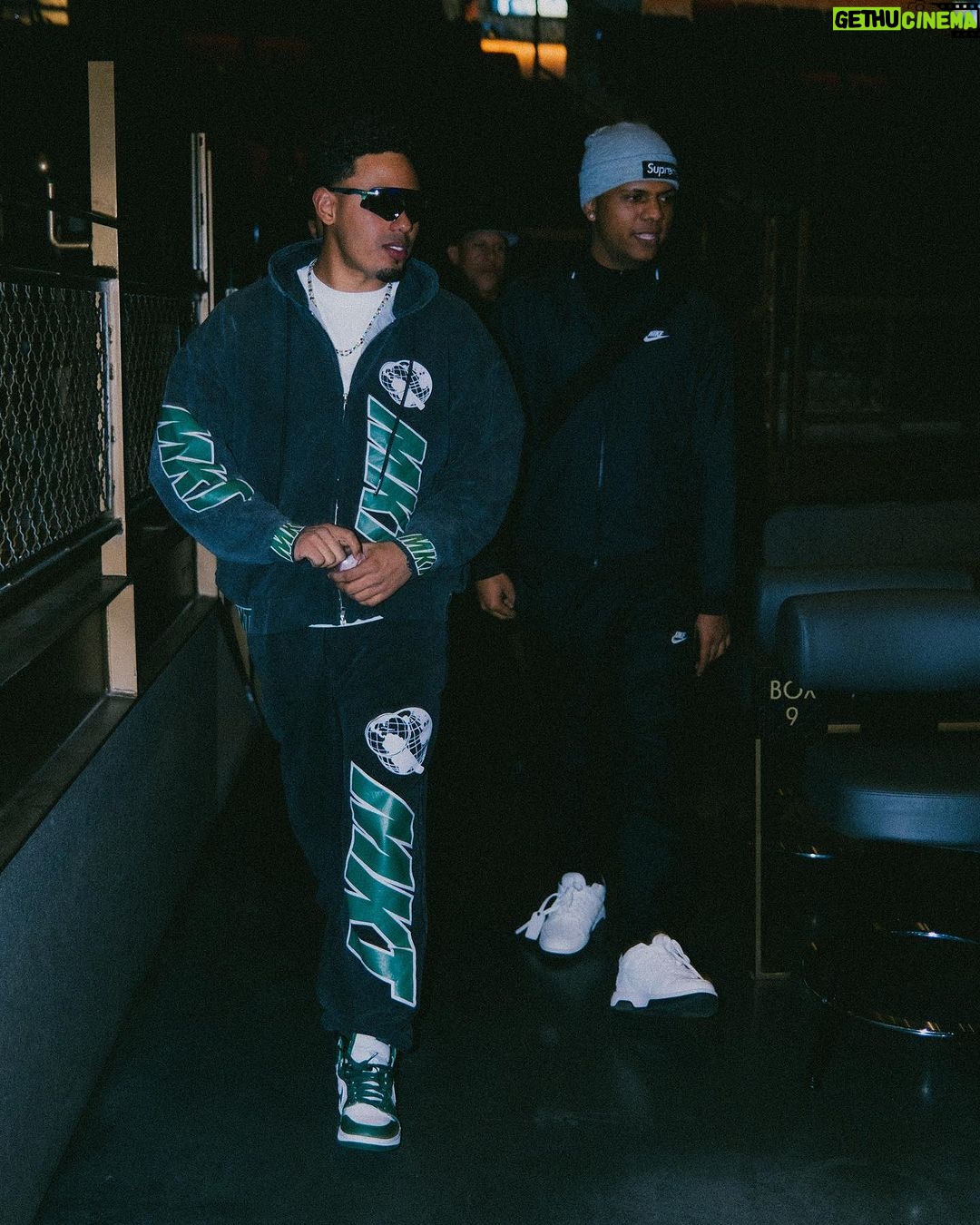 Myke Towers Instagram - Antes me decian loco ahora todos son locos conmigo #youngkingz #lveutour