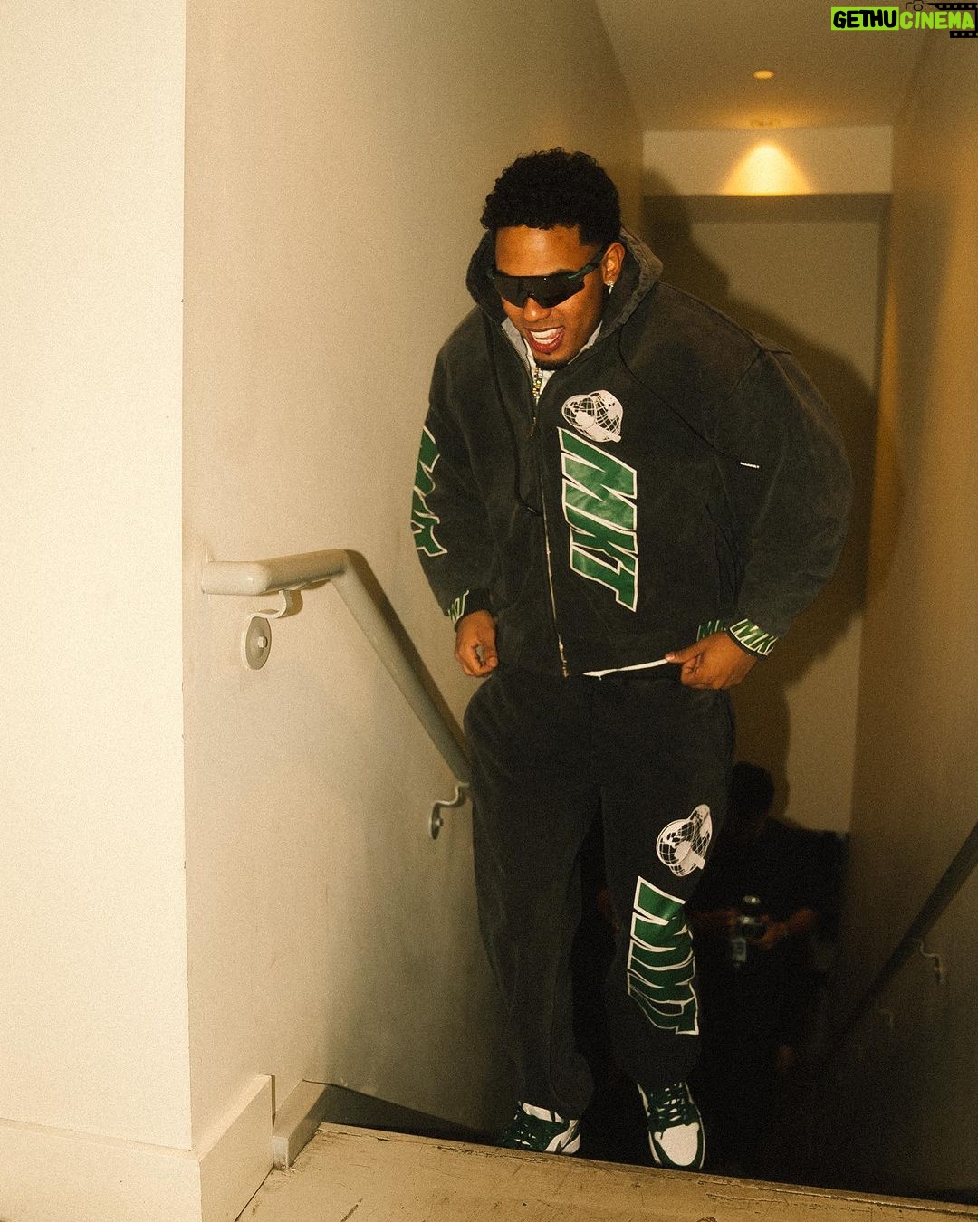 Myke Towers Instagram - Antes me decian loco ahora todos son locos conmigo #youngkingz #lveutour