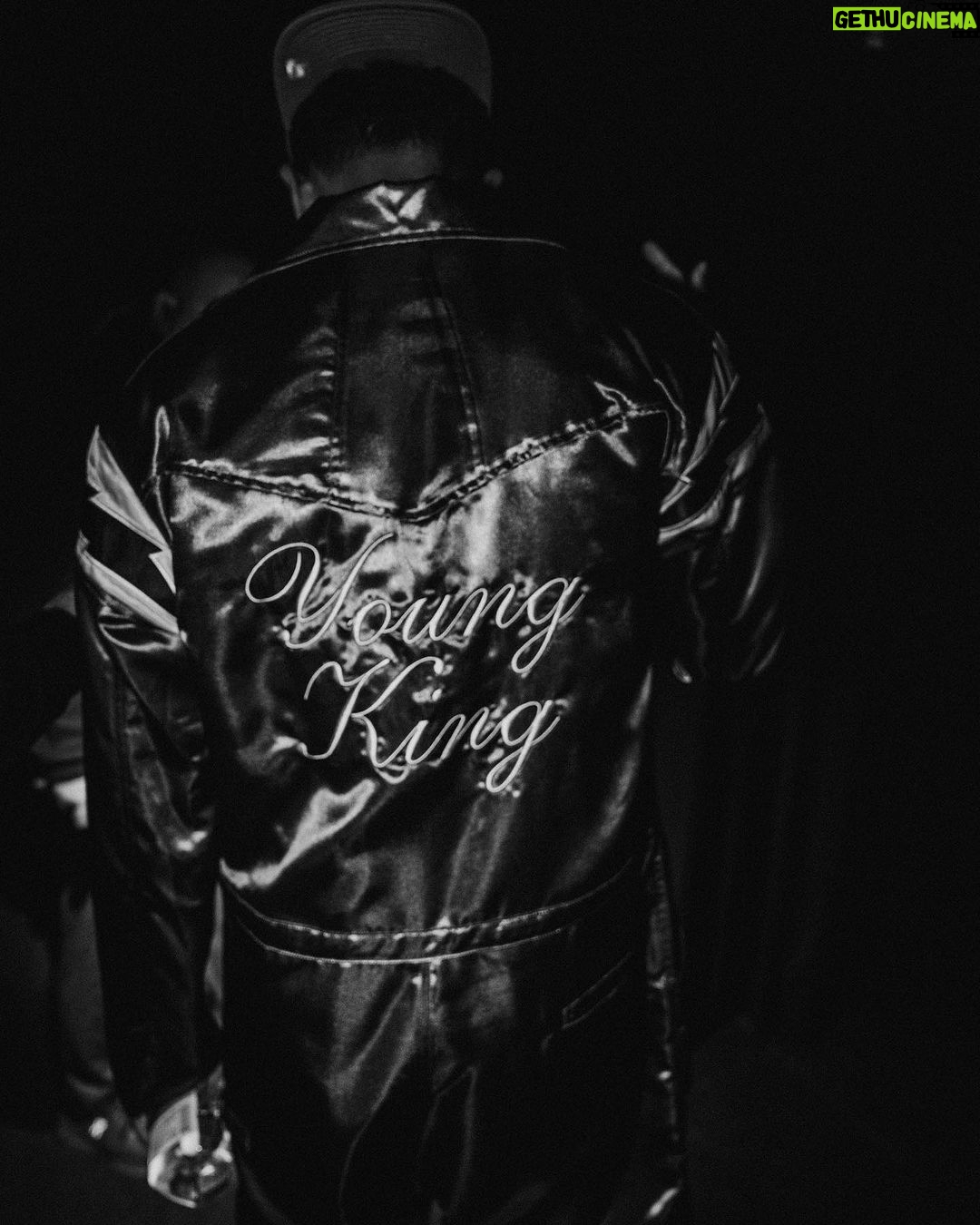 Myke Towers Instagram - Antes me decian loco ahora todos son locos conmigo #youngkingz #lveutour