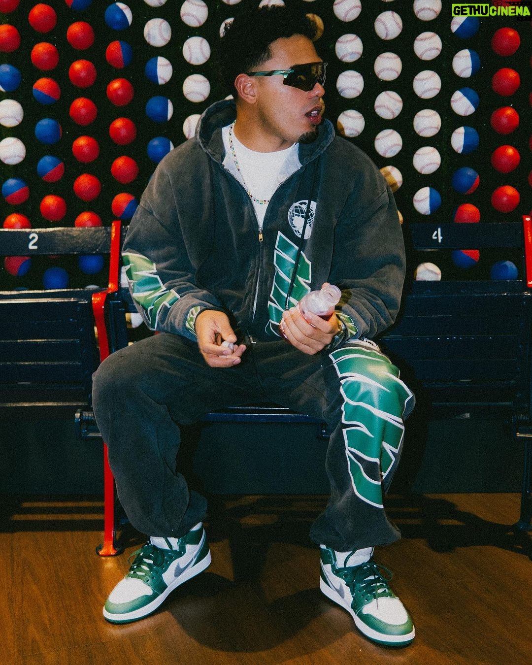Myke Towers Instagram - Antes me decian loco ahora todos son locos conmigo #youngkingz #lveutour