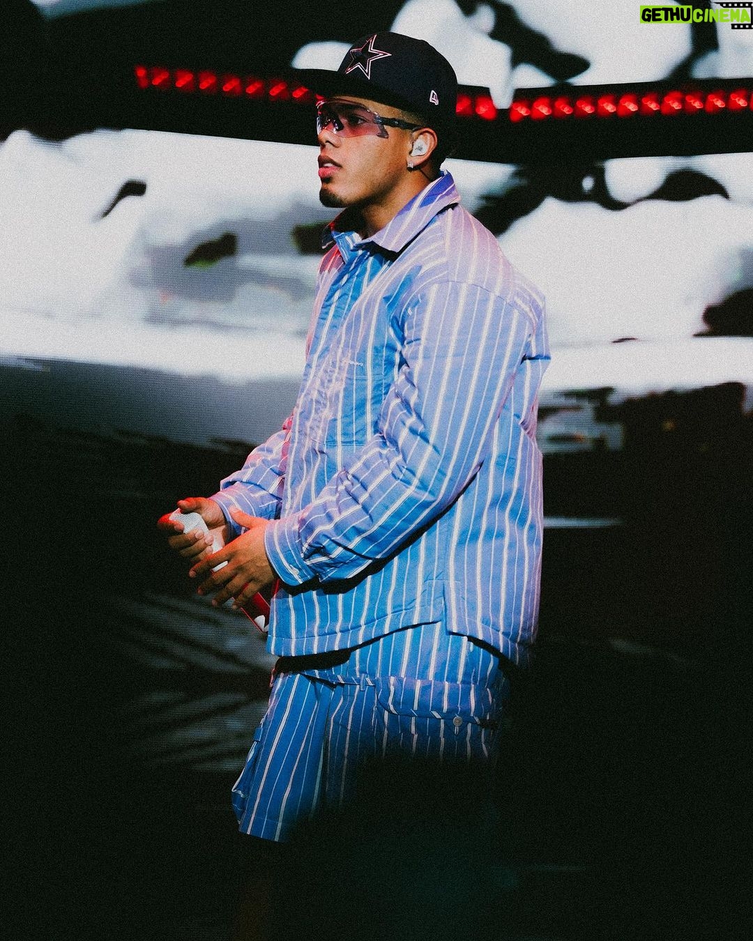 Myke Towers Instagram - DALLAS Gracias por la energía de anoche y por ayudarme a cantar todo el show cuando vine a ver me convertí en un Sex Symbol y se me hace díficil bregar con eso pero ahi voy🙇🏾♂️ #lveutour #youngkingz