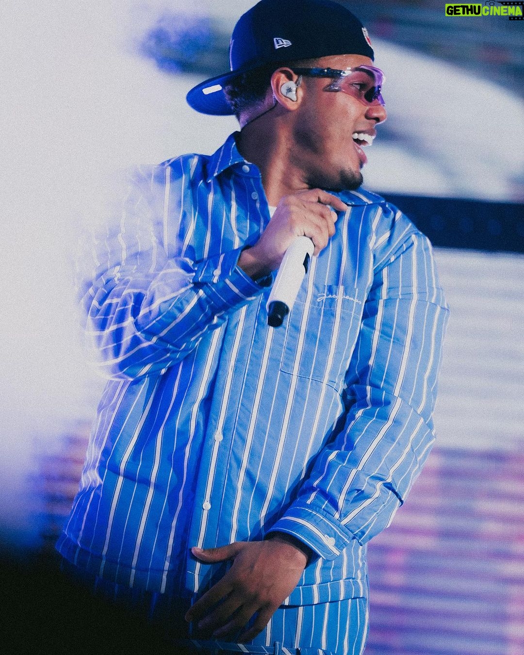 Myke Towers Instagram - DALLAS Gracias por la energía de anoche y por ayudarme a cantar todo el show cuando vine a ver me convertí en un Sex Symbol y se me hace díficil bregar con eso pero ahi voy🙇🏾♂️ #lveutour #youngkingz