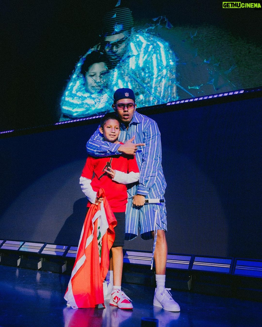 Myke Towers Instagram - DALLAS Gracias por la energía de anoche y por ayudarme a cantar todo el show cuando vine a ver me convertí en un Sex Symbol y se me hace díficil bregar con eso pero ahi voy🙇🏾♂️ #lveutour #youngkingz