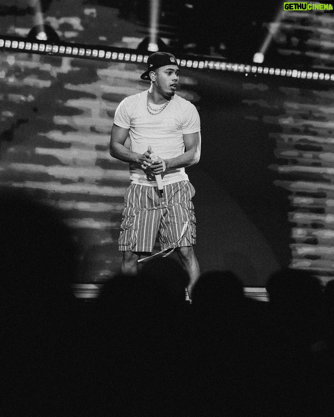 Myke Towers Instagram - DALLAS Gracias por la energía de anoche y por ayudarme a cantar todo el show cuando vine a ver me convertí en un Sex Symbol y se me hace díficil bregar con eso pero ahi voy🙇🏾♂️ #lveutour #youngkingz