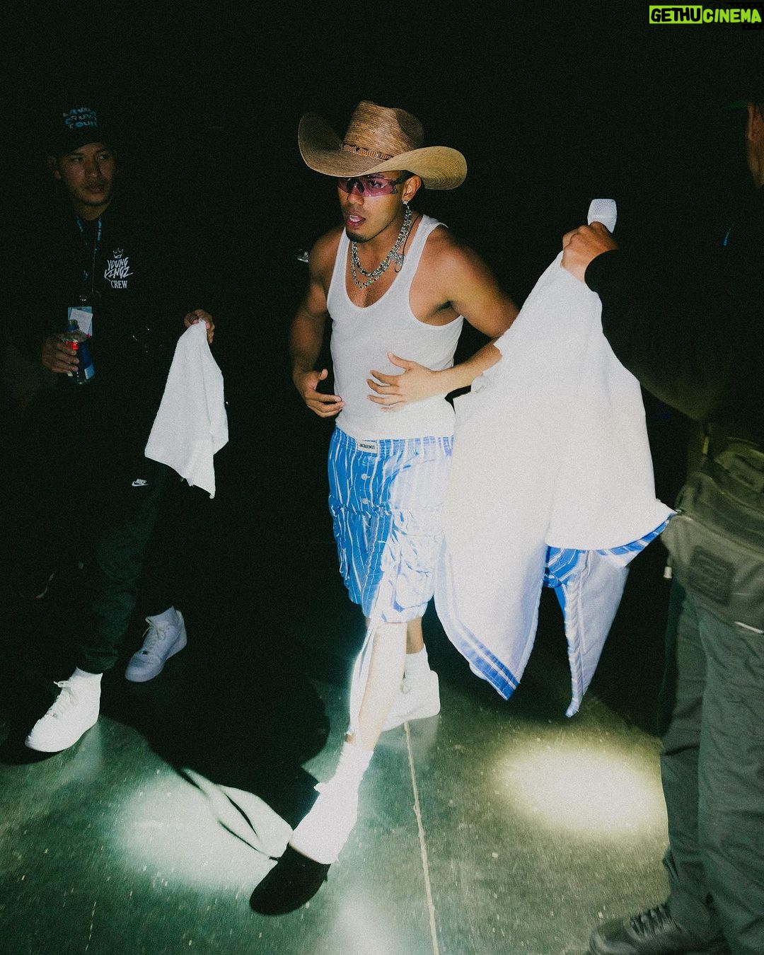 Myke Towers Instagram - DALLAS Gracias por la energía de anoche y por ayudarme a cantar todo el show cuando vine a ver me convertí en un Sex Symbol y se me hace díficil bregar con eso pero ahi voy🙇🏾♂️ #lveutour #youngkingz