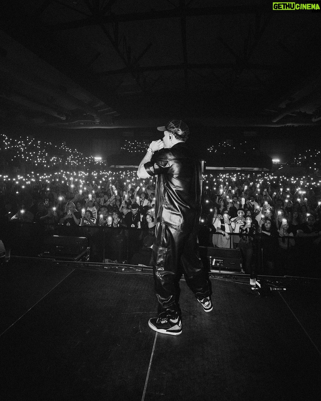 Myke Towers Instagram - Nunca había conectado tanto con mis fanáticos, si no es por ustedes ni cuenta me doy de mi evolución! Gracias a mi gente de EL PASO TX❤️ Se les fué la mano anoche🤯😈 Ya estoy en DALLAS espero que estén ready!!! #lveutour #youngkingz