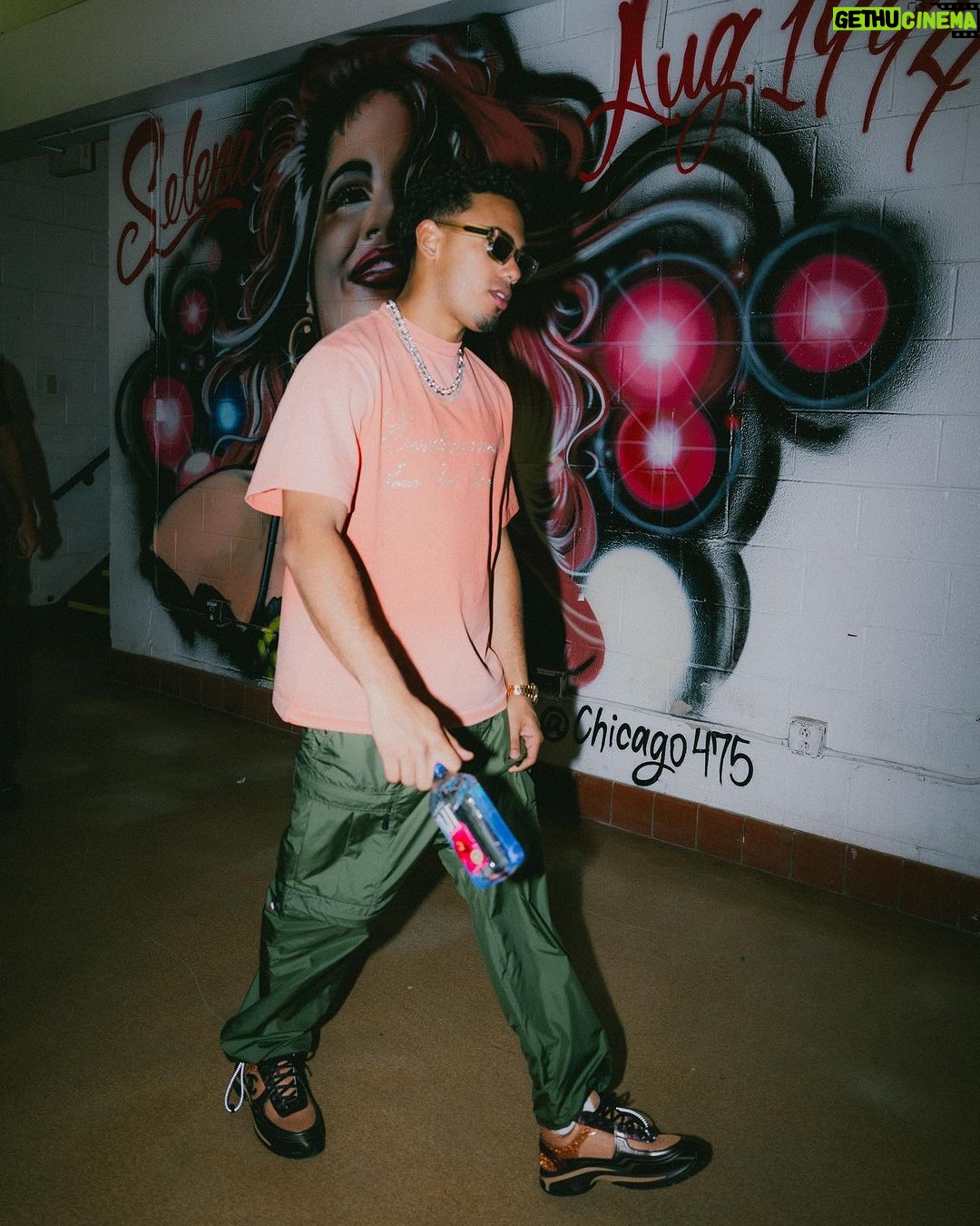 Myke Towers Instagram - Nunca había conectado tanto con mis fanáticos, si no es por ustedes ni cuenta me doy de mi evolución! Gracias a mi gente de EL PASO TX❤️ Se les fué la mano anoche🤯😈 Ya estoy en DALLAS espero que estén ready!!! #lveutour #youngkingz