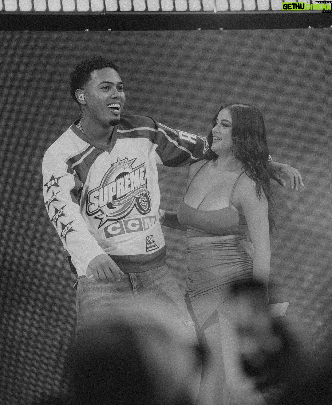 Myke Towers Instagram - SAN DIEGO el apoyo se sintió al 100% ❤️ Gracias de corazón!! Mañana es el turno de HOUSTON #lveutour #youngkingz