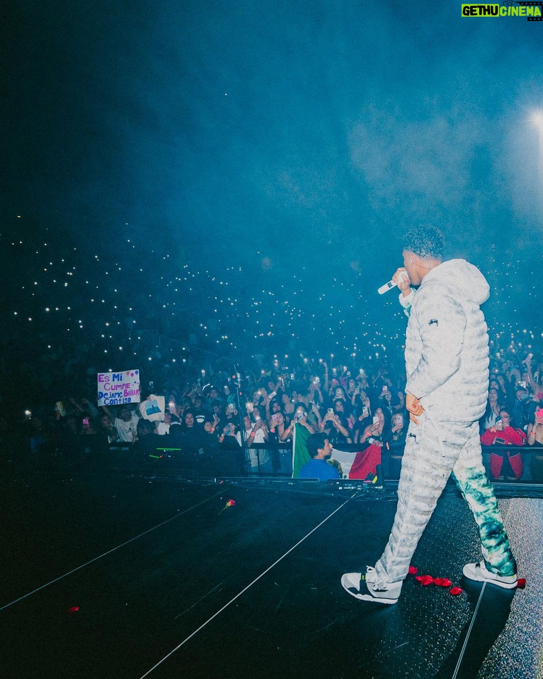 Myke Towers Instagram - SIEMPRE SE VA SENTIR CUANDO A UN LUGAR LLEGUE YO #lveutour #youngkingz San Jose, California