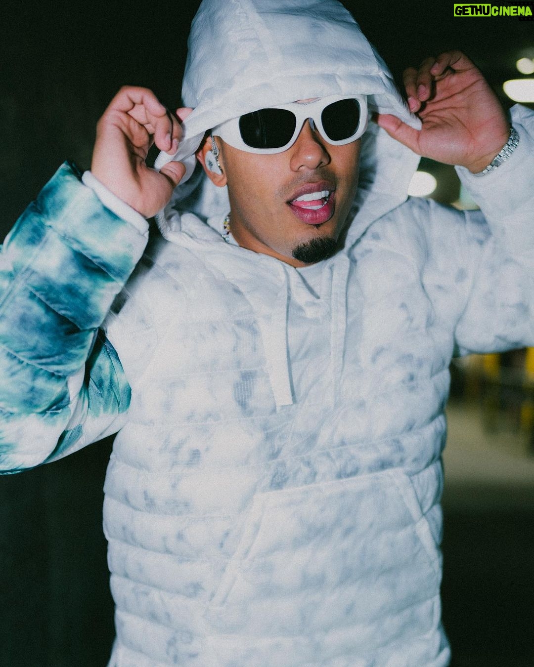 Myke Towers Instagram - SIEMPRE SE VA SENTIR CUANDO A UN LUGAR LLEGUE YO #lveutour #youngkingz San Jose, California