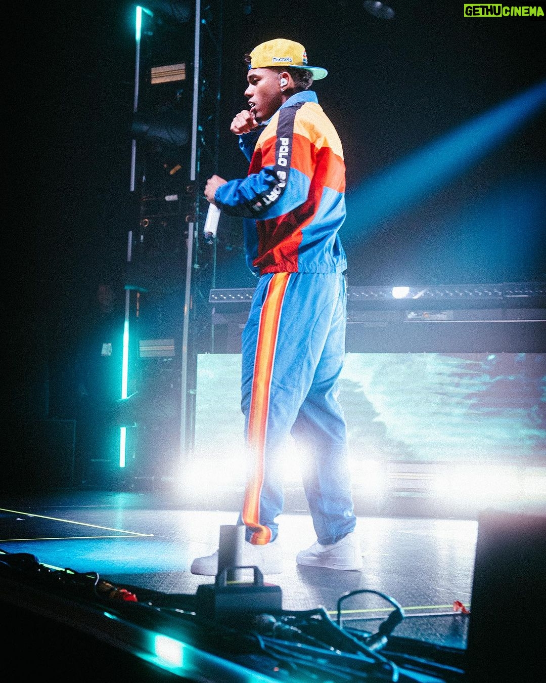 Myke Towers Instagram - CARMELO EN DENVER❤️ HOY LE TOCA A UTAH😈🤯 #lveutour #youngkingz