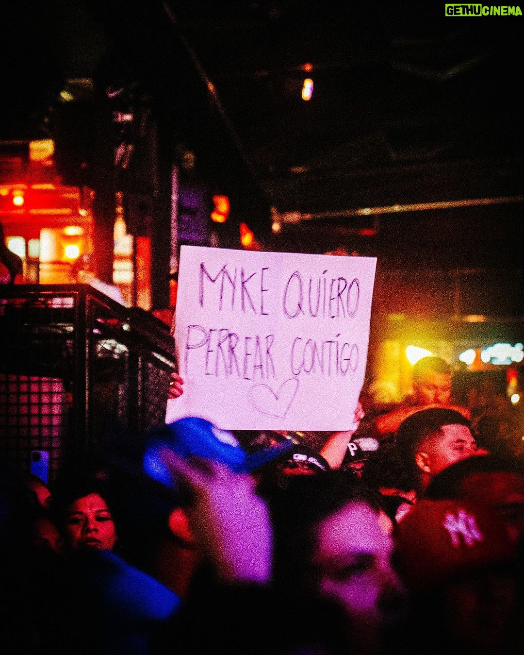 Myke Towers Instagram - CARMELO EN DENVER❤️ HOY LE TOCA A UTAH😈🤯 #lveutour #youngkingz