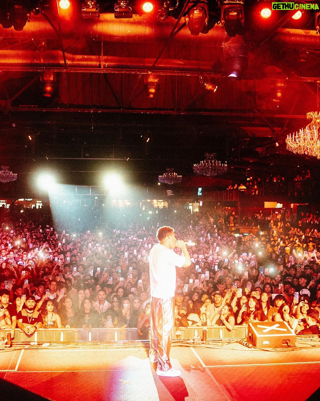 Myke Towers Instagram - CARMELO EN DENVER❤️ HOY LE TOCA A UTAH😈🤯 #lveutour #youngkingz