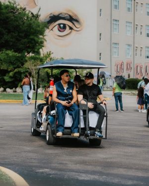Myke Towers Instagram - Hoy empieza #lveutour por los Estados Unidos! Nos vemos en la noche Chicago 🤪 #youngkingz
