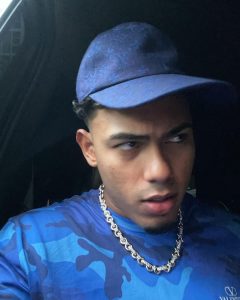 Myke Towers Instagram - Hoy empieza #lveutour por los Estados Unidos! Nos vemos en la noche Chicago 🤪 #youngkingz Chicago, Illinois