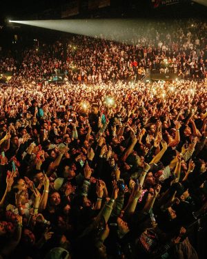 Myke Towers Instagram - ARGENTINA🇦🇷 TODAVÍA ESTOY ASIMILANDO EL APOYO QUE ME DIERON EN MI PRIMERA PRESENTACIÓN! NO VOY A OLVIDAR ESE CONCIERTO GRACIAS POR CANTARLAS TODAS A UNA SOLA VOZ NOS VEMOS PRONTO ❤️ #youngkingz #lveutour
