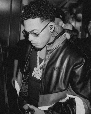 Myke Towers Instagram - CHILE🇨🇱 GRACIAS POR APOYARME DESDE EL DÍA 1 SE SINTIÓ EL CALOR❤️ LOS VEO PRONTO! #youngkingz