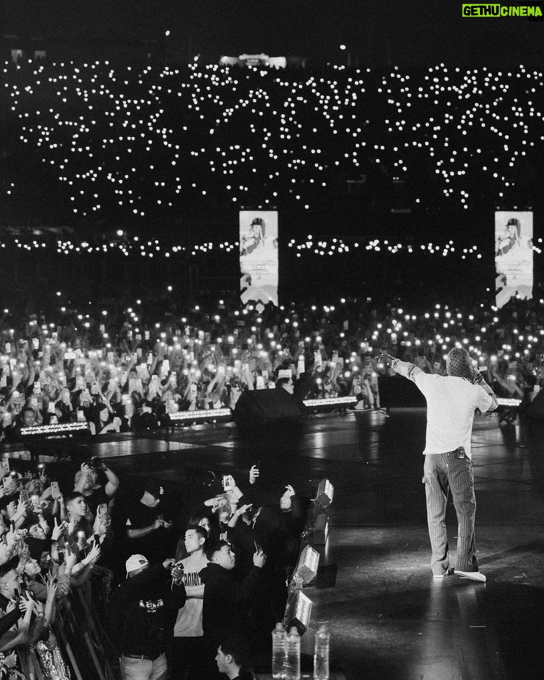 Myke Towers Instagram - PERÚ 🇵🇪 LA VIBRA SE SINTIÓ EN OTRA!!! GRACIAS POR CANTARLAS TODAS CONMIGO A UNA SOLA VOZ #youngkingz HOY LE TOCA A CHILE 🇨🇱
