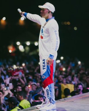 Myke Towers Instagram - GRACIAS PARAGUAY🇵🇾 POR RECIBIRME CON ESA ENERGÍA❤️ NOS VEMOS PRONTO #youngkingz