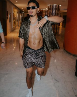 Myke Towers Instagram - Cuando me ponga ready voy sin camisa pa los show qsj 🤷🏾‍♂️